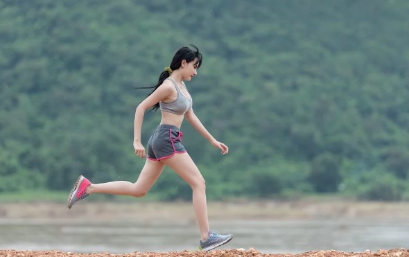 chica corriendo lago