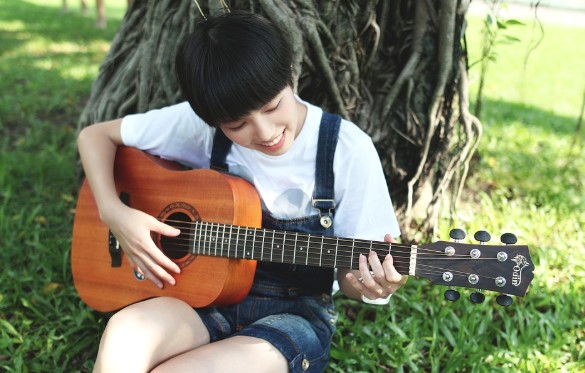 asiatico tocando guitarra