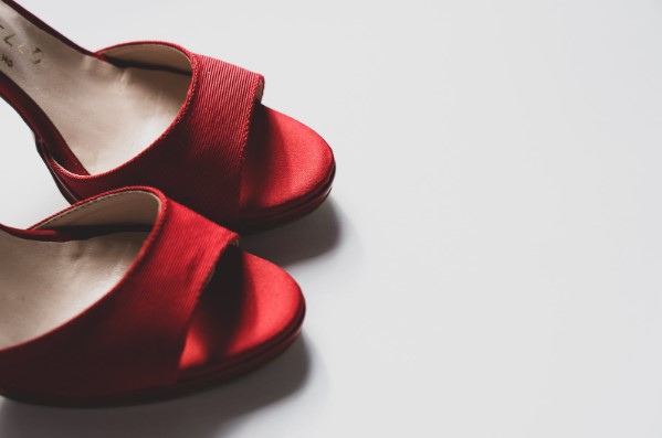 Tacones rojos sobre fondo blanco