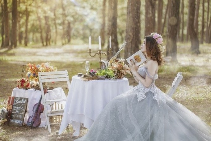 Chica asiatica con vestido de novia