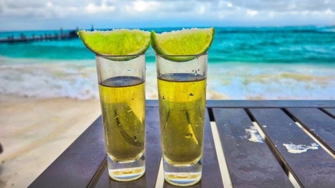 Chupitos de tequila en la playa