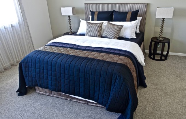 Habitación con cama doble decorada en azul y blanco
