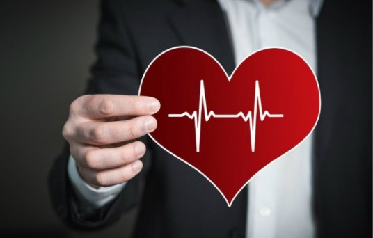 hombre sujetando corazón