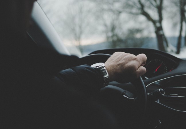 hombre conduciendo coche