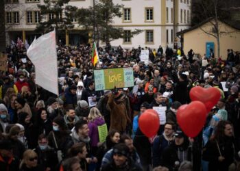 Wealthy nations ease restrictions as COVID-19 deaths cross 4 million mark: WHO