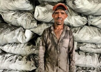 In a Cuban swamp, coalmen work day and night to revive the traditional way of making charcoal