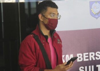 COVID-19 positive man from Indonesia boards flight disguised as wife; gets arrested
