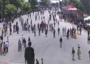 Delhi shuts two markets for flouting COVID norms; rise in tourists raises alarm in Himachal, Uttarakhand