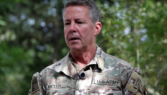El alto comandante de Estados Unidos en Afganistán renuncia, marca el fin simbólico de una guerra de 20 años