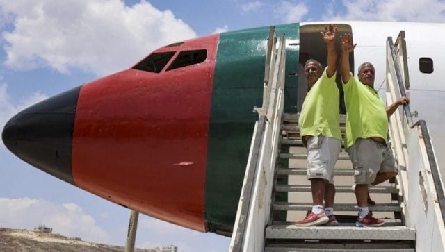 Los gemelos palestinos convierten un avión Boeing 707 en desuso en un restaurante en la Cisjordania ocupada por Israel