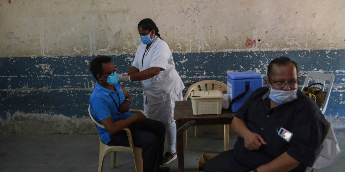 Es poco probable que se produzcan casos de COVID prolongado en pacientes reinfectados después de la vacunación, continúan los estudios