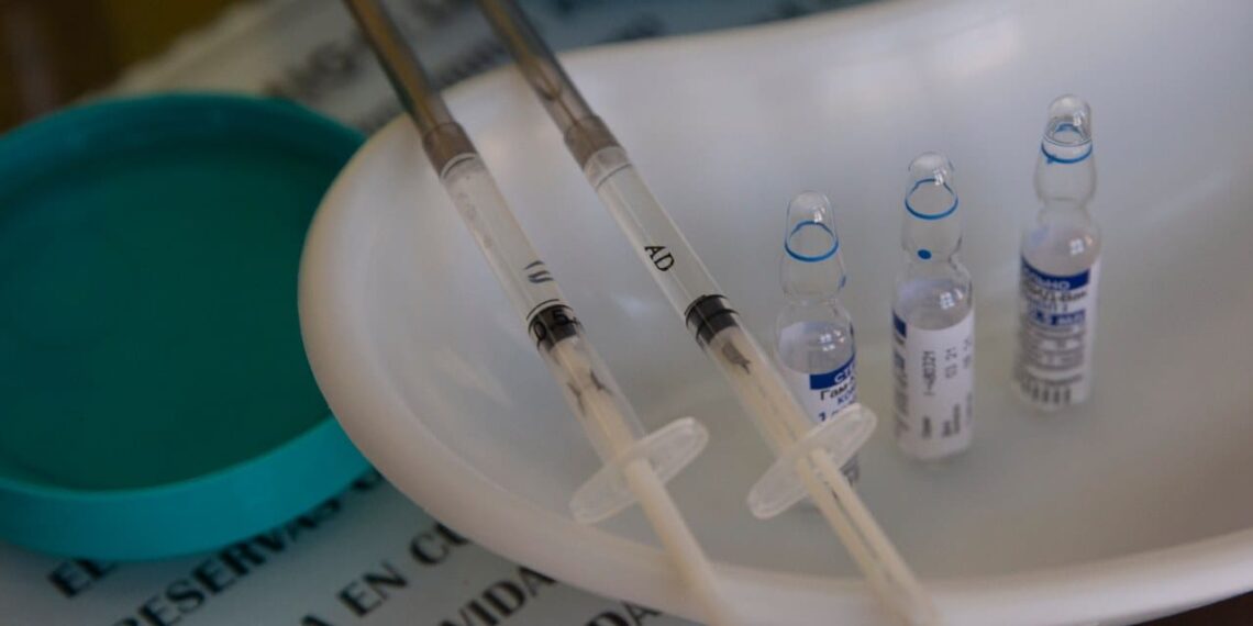 El ensayo de Azerbaiyán que estudia los efectos de las vacunas combinadas Sputnik y AstraZeneca arroja resultados positivos