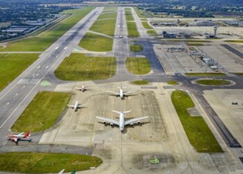 Gatwick seeks to become two runway airport
