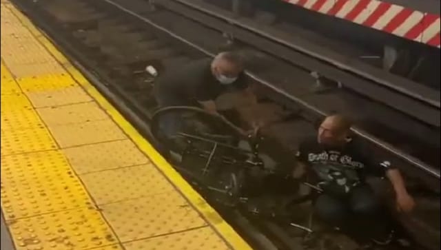 No todos los héroes usan capas: un hombre rescata a un pasajero en silla de ruedas que se cayó sobre las vías minutos antes de que llegara el tren
