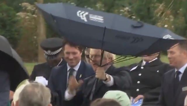 Ver: Boris Johnson lucha con un paraguas en el funeral de la policía;  video viral muestra demasiados memes