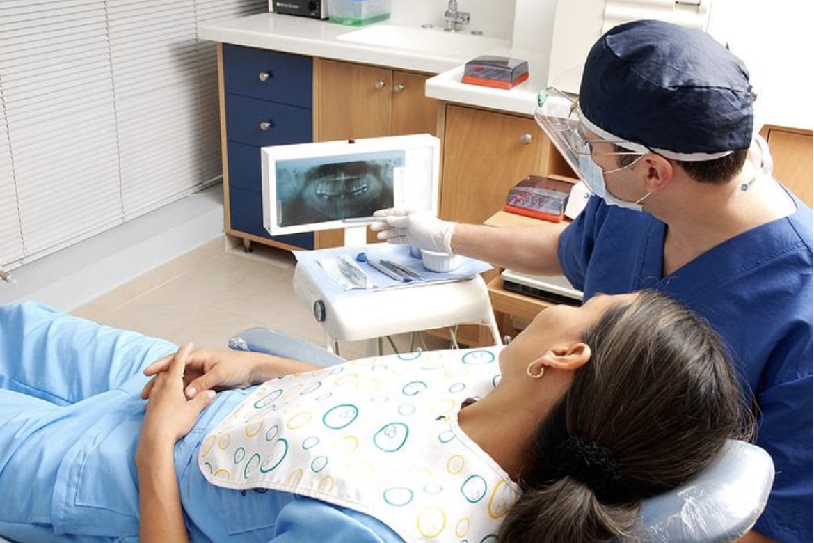 Poderosas razones por las que debes acudir al dentista de forma regular