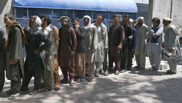 Afganos hambrientos de efectivo forman largas filas a medida que se reanuda la banca