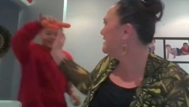 Ver: el hijo del ministro de Nueva Zelanda interrumpe una entrevista televisiva en vivo con una zanahoria;  el video se vuelve viral