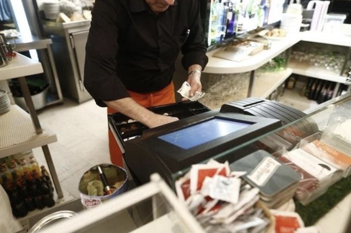 camarero cogiendo dinero