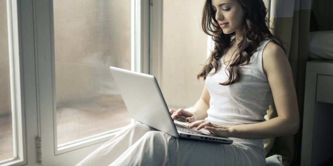 chica con portatil