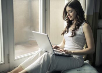 chica con portatil