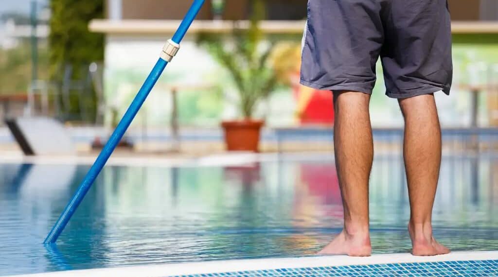 mantener una piscina limpia