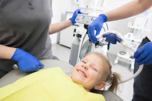 niña en dentista