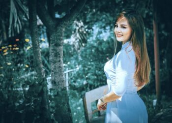 chica en el bosque