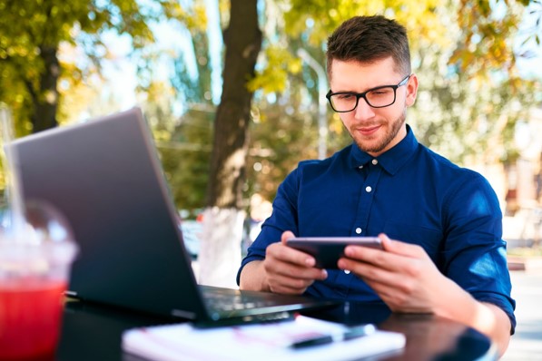 chico mirando el movil