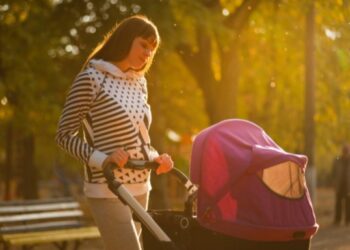 mujer paseando bebe