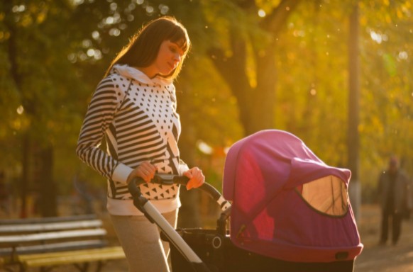 mujer paseando bebe