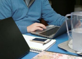persona en portatil