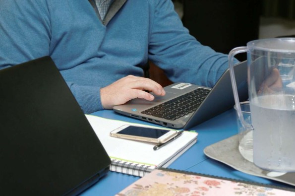 persona en portatil