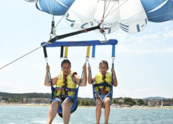 Madre e hija haciendo parapente