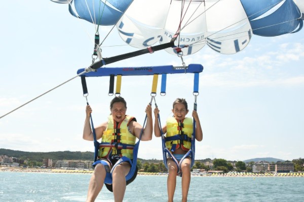 Madre e hija haciendo parapente