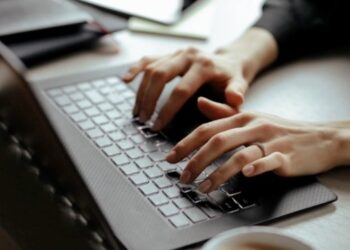 Persona trabajando en portatil