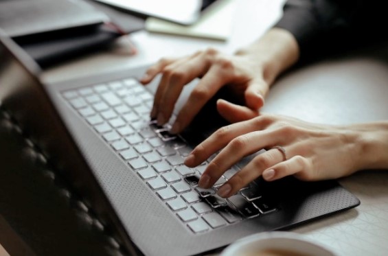 Persona trabajando en portatil