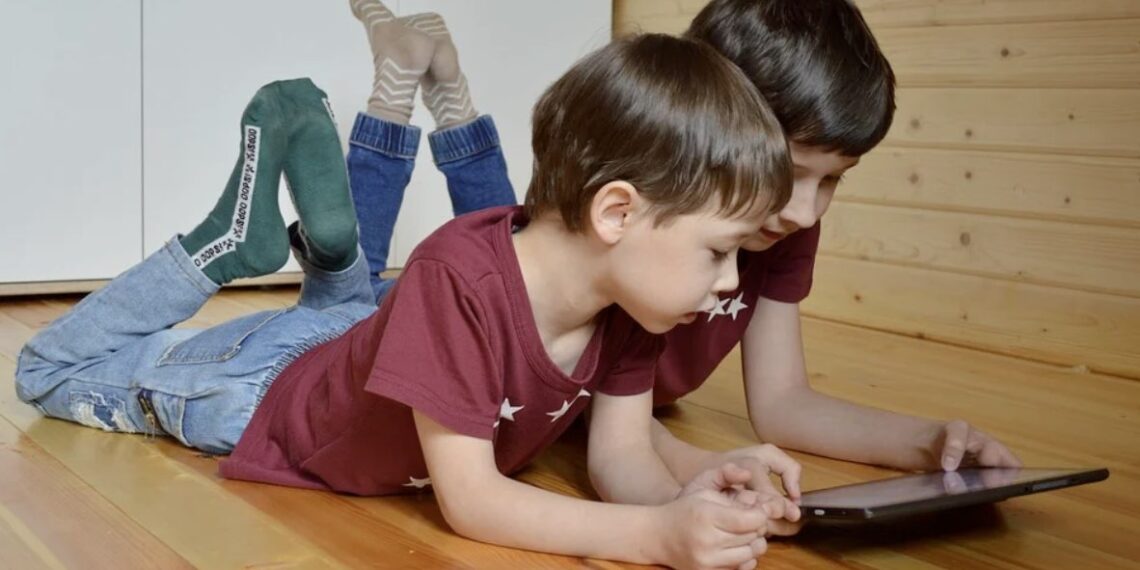 niños con tablet