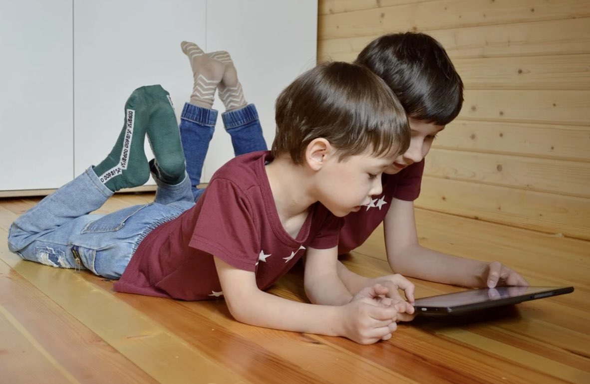 niños con tablet