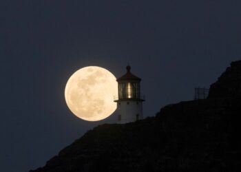 Astronautas toman sorprendentes imágenes de la luna llena de nieve