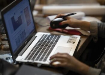 Mujer trabajando en portatil