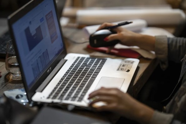 Mujer trabajando en portatil