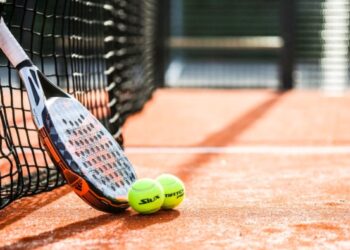 Raqueta de padel con pelotas