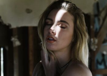 chica con ojos cerrados