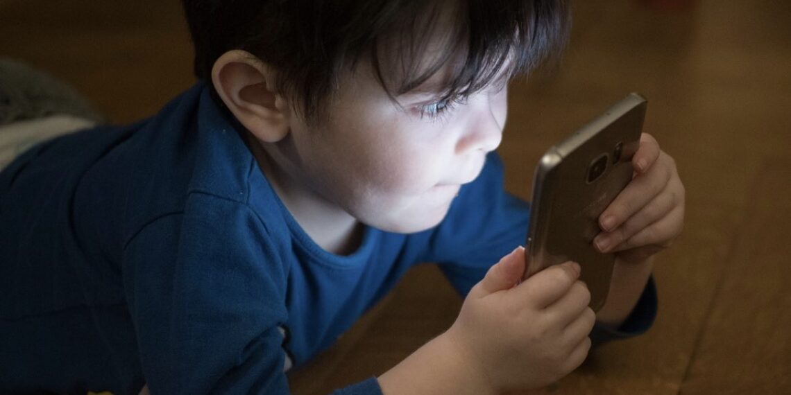 niño con movil