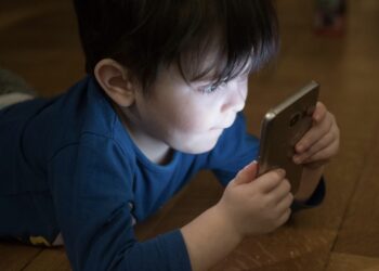 niño con movil