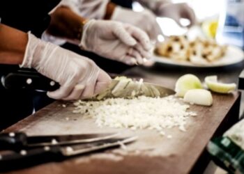 Cocineros preparando comida