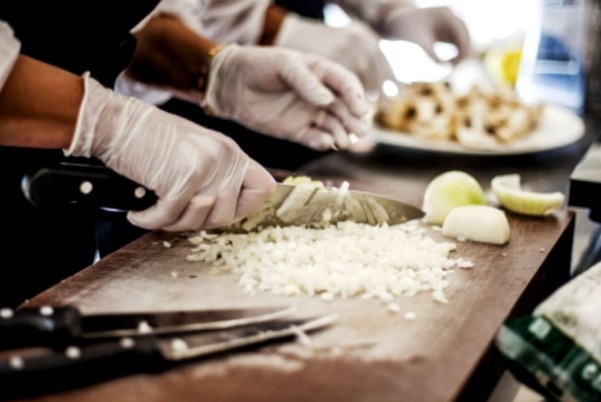 Cocineros preparando comida