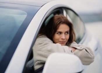 Mujer feliz en un coche