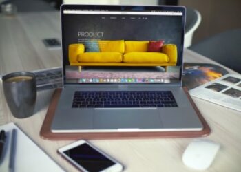 Portatil con tienda online abierta
